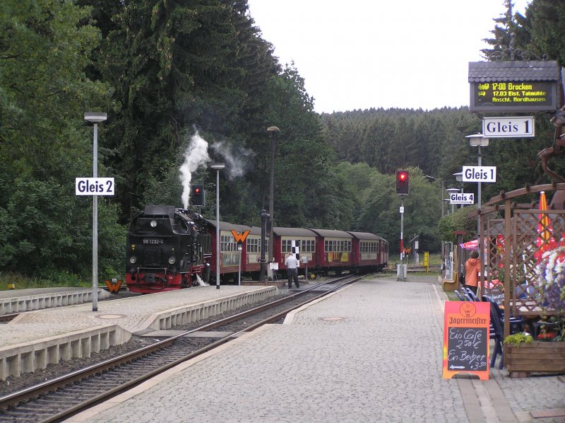 Bahnhof Drei-Annen-Hohne mit Zug vom Brocken! Rechts sieht man die Anzeigetafel der folgend fahrenden Z�ge! Der Bahnhof hat eine Gastst�tte. Von hier aus fahren die Z�ge Richtung Wernigerode (Dampfloks und Triebwagen), zum Brocken und nach Nordhausen (Triebwagen, au�er einem dampflokbespannten Zug am Tag-t�glich-)
Das Foto hab ich am 20.August gemacht!