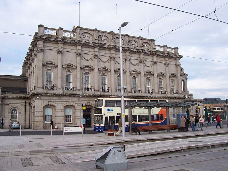 Bahnhof Dublin-Heuston, aufgenommen am 15.02.2005, von hier fahren die InterCity-Zge an die Westkste nach Ballina, Westport, Galway, Ennis und Tralee sowie an die Sdkste nach Waterford und Cork. Leider war wegen Gleisarbeiten nach Ballina, Westport und Galway teilweise  Bus-Transfer , auf deutsch Schienenersatzverkehr.