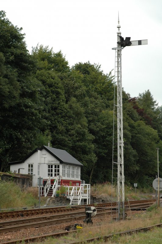 Bahnhof Dunkeld and Birnam, Schottland, aufgenommen am 3.9.2005. Stellwerk und altes Signal.