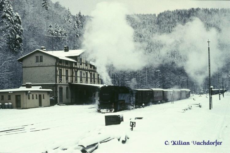 Bahnhof Eisfelder Talmhle im Winter. 99 7234-0 wartet am 25. Januar 1976 mit dem P 14401 auf die Abfahrt.