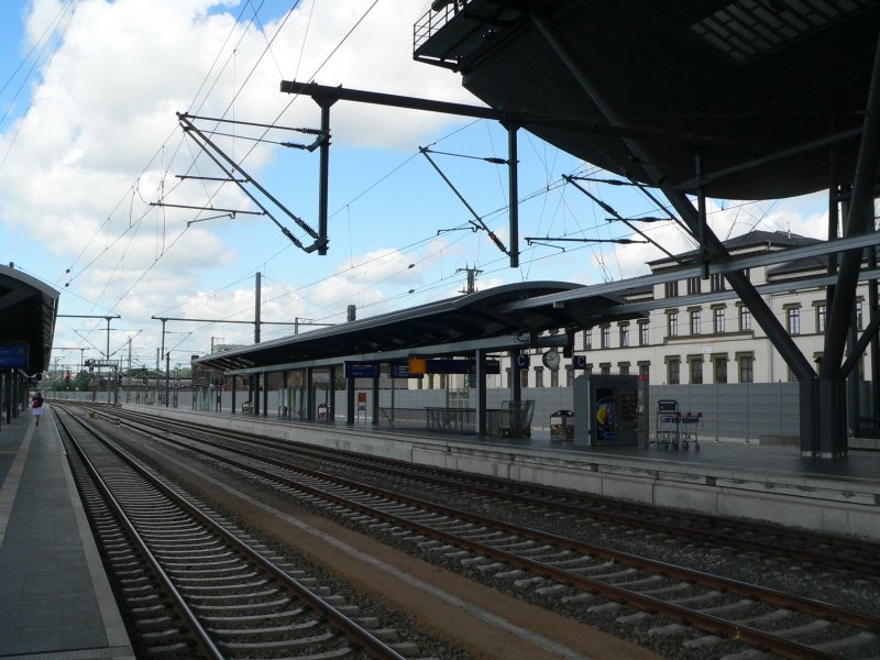 Bahnhof Erfurt. Hier hat sich nicht nur einiges, sondern fast alles ver�ndert. Es gibt eine gro�e Bahnsteighalle. Hier zu sehen die �berdachung der Bahnsteigenden. 16.6.2007