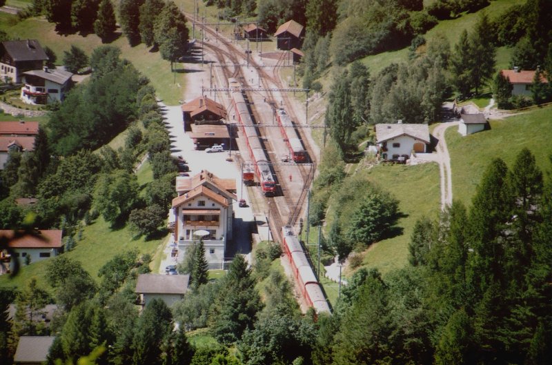 Bahnhof Filisur aufgenommen im August 2002 von der Ruine Greifenstein mit einem Teleobjektiv. Bahnhof noch im Originalzustand vor dem Umbau der Gleisanlagen. Hinweis: Eingescanntes Farbfoto.