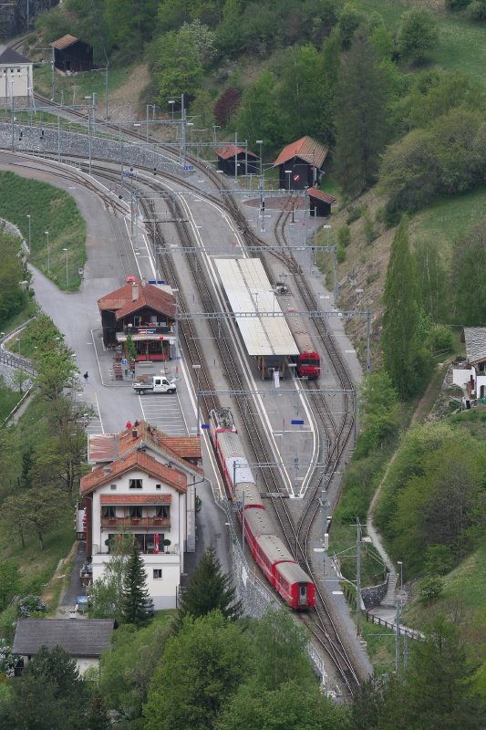 Bahnhof Filisur aufgenommen von der Ruine Greifenstein mit einem Teleobjektiv am 2. Mai 2007. Zug aus St. Moritz fhrt auf Gleis 1 ein und auf Gleis 3 steht seit kurzer Zeit der Pendelzug aus Davos.