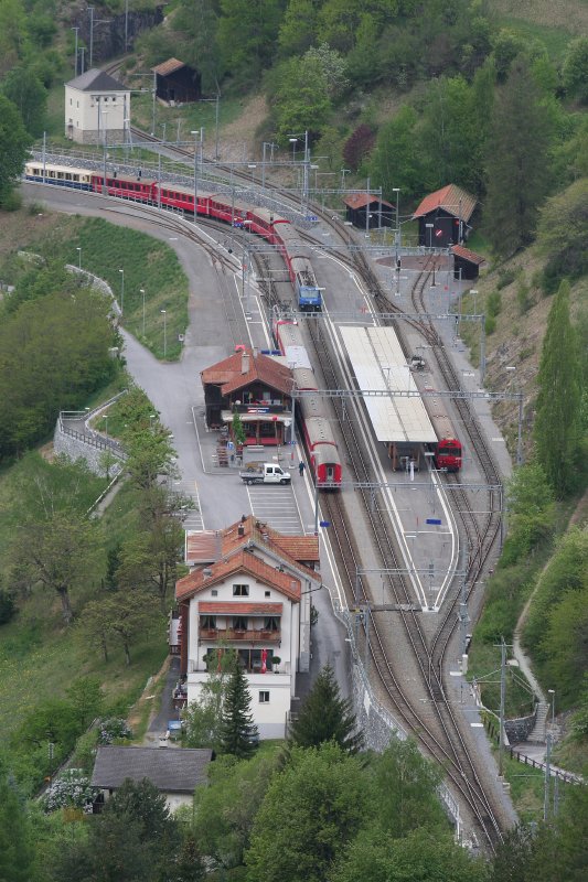 Bahnhof Filisur aufgenommen von der Ruine Greifenstein mit einem Teleobjektiv am 2. Mai 2007. Auf Gleis 2 fhrt soeben der Zug aus Chur ein.