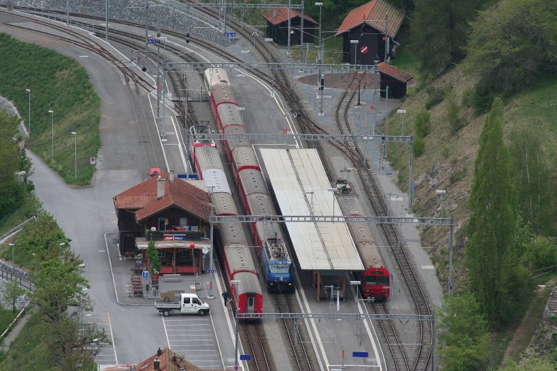 Bahnhof Filisur aufgenommen von der Ruine Greifenstein mit einem Teleobjektiv am 2. Mai 2007. Alltgliche Situation um die volle Stunde. Gleis 1 Albulaschnellzug aus St. Mortiz mit Ge 4/4 III 651  Fideris   Glacier on Tour , Gleis 2 Albulaschnellzug aus Chur mit Ge 4/4 III 647  Grsch   Graubndner Kantonalbank  und auf Gleis 3 Pendelzug aus Davos mit Ge 4/4 I 602  Bernina .