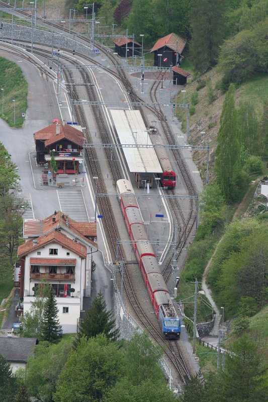 Bahnhof Filisur aufgenommen von der Ruine Greifenstein mit einem Teleobjektiv am 2. Mai 2007. Auf Gleis 2 ausfahrender Schnellzug nach St. Moritz.