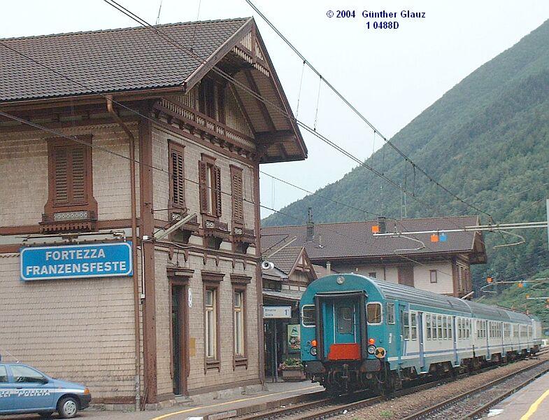 Bahnhof Franzensfeste, hier zweigt die Strecke in's Pustertal nach Innichen - Lienz/Ost-Tirol ab. Am Gleis 1 steht am 07.09.2004 der R 10979 Franzensfeste - Innichen abfahrbereit.