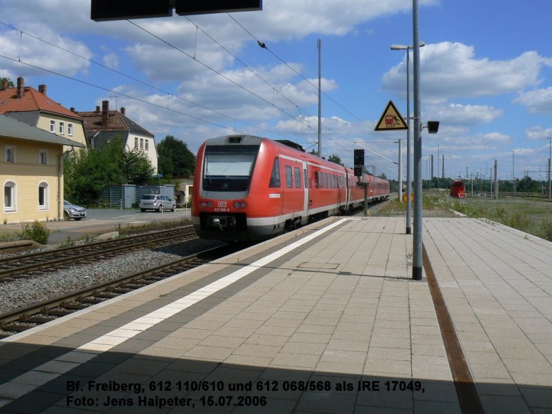 Bahnhof Freiberg, Ausfahrt IRE 17049 nach Dresden am 15.07.2006. Rechts der ehemalige Bahnsteig 3