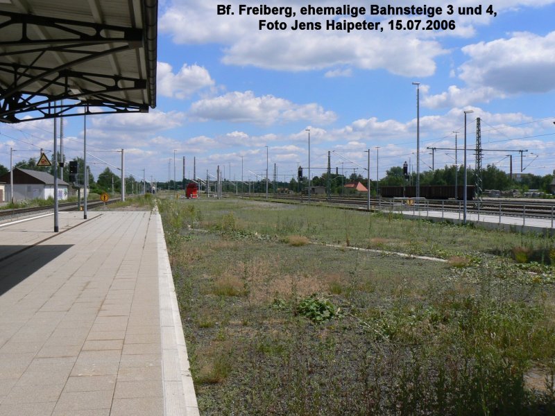 Bahnhof Freiberg, ehemalige Bahnsteige 3 (links) und 4 (rechts). Diese nahmen die Zge der FH Linie nach Halsbrcke (3) und der BGh/BL Linie nach Brand-Erbisdorf - Grohartmannsdorf (1975) bzw. Langenau (1996) auf. Der Reiseverkehr nach Halsbrcke wurde 1975 eingestellt, seit dem ist Bahnsteig 3 ungenutzt als solcher. Die Zge nach Brand-Erbisdorf fuhren bis zuletzt von Bahnsteig 4 ab. Dort war die Einstellung im zweiten Anlauf 1997. Die Gleise wurden im Zuge des Bahnhofsumbaus entfernt. Foto 15.07.2006