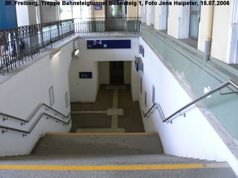 Bahnhof Freiberg, Treppenabgang Fugngertunnel von Bahnsteig 1. Foto 15.07.2006