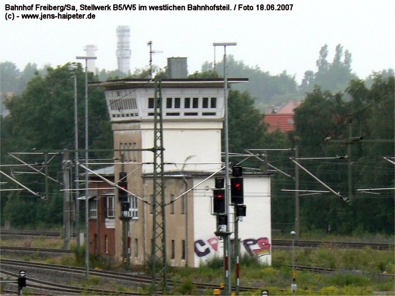 Bahnhof Freiberg/Sa. ehemaliges Stellwerk B5/W5 im stlichen Bahnhofskopf. Das Stellwerk diente bis zum 21.03.2005, an diesem Tag erfolgte die Umschaltung auf Fernsteuerbetrieb aus der Leitzentrale Leipzig. Foto Rckseite, 18.06.2007