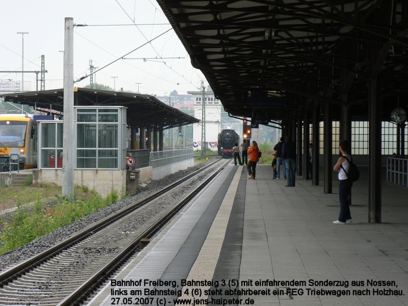 Bahnhof Freiberg(Sachsen) Bahnsteig 3 und 4 mit einfahrendem Sonderzug aus Nossen ber die Zellwaldbahn am 27.05.2007. An Bahnsteig 4 steht ein abfahrbereiter Triebwagen der FEG nach Holzhau.