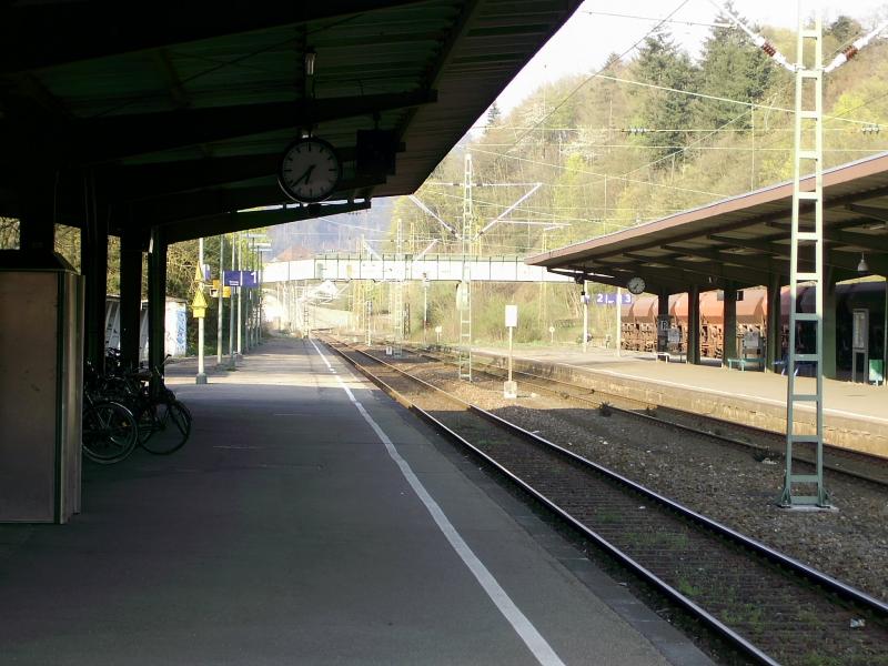 Bahnhof Freiburg Wiehre mit Blick in Richtung Neustadt / Kirchzarten. Auf Gleis 3 stehen noch Gterwagen wegen dem Umbau, sonst ist mit Gterverkehr nichts mehr los.