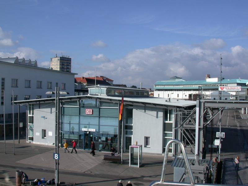 Bahnhof Friedrichshafen-Hafen, wo Anschluss and ie Fhre nach Romanshorn in der Schweiz besteht. Fotografiert am 19.11.2005 von der Autofhre aus.