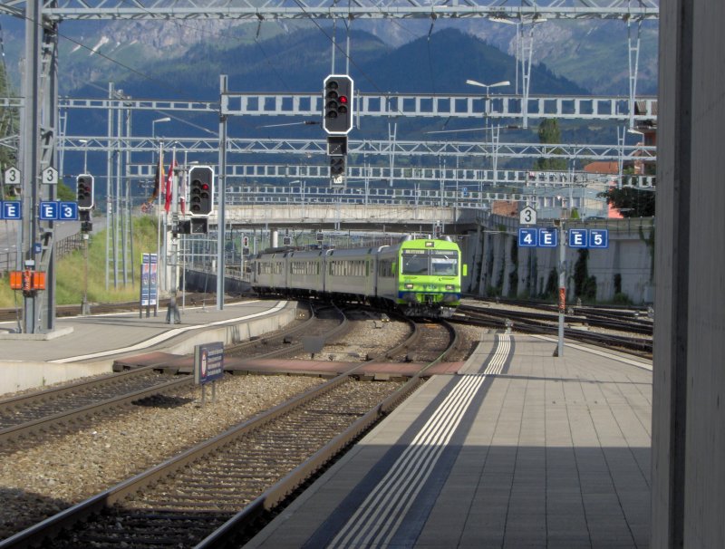 Bahnhof Frutigen am 16.06.07 mit der Einfahrt eines Extrazuges nach Bern