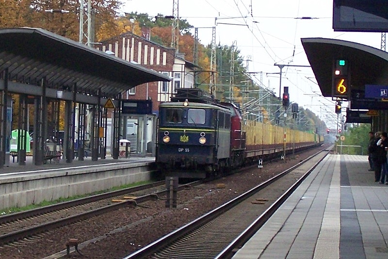 Bahnhof Frstenwalde Zug Durchfahrt von dem Gterzug Mit der Lok DP55 Aufgenommen am 27 Oktober 09
