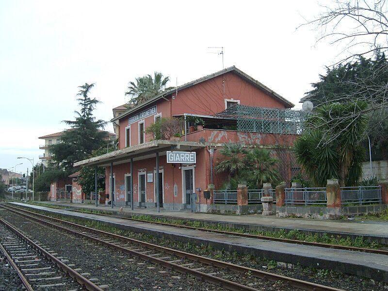 Bahnhof Giarre der FCE, zweiter Bahnhof der  tnabahn , einer  113 km langen 950 mm Schmalspurbahn von Riposto nach Catania, Riposto liegt 7 m hoch, hchster Punkt ist die Station Roccacalanna mit 976 m. Die Bahn umrundet zu 3/4 den tna am Rande des Nationalparkes, zur vollen Umrundung mu man die Metro Catania (4 km) und die Staatsbahn FS (32 km) benutzen. 