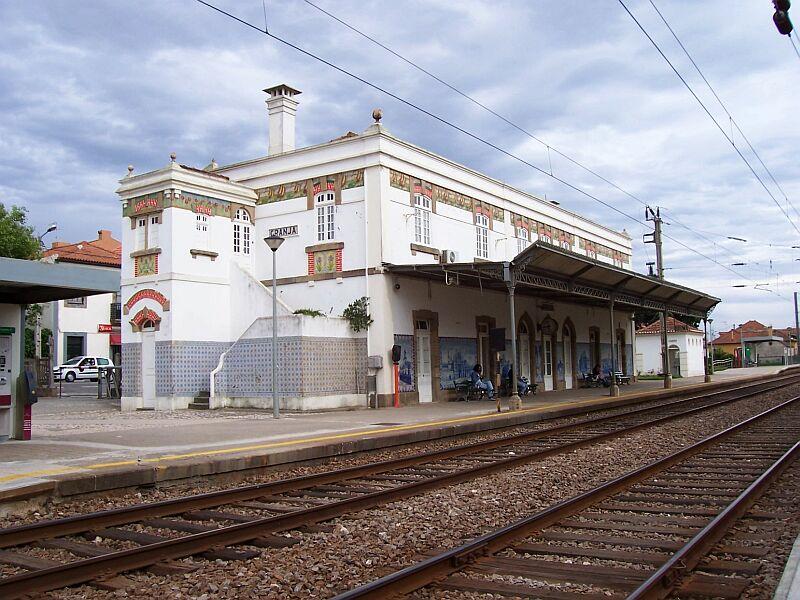 Bahnhof Granja an der Costa Verde, ca. 20 km s�dlich von Porto im Mai 2006. Die meisten portugisischen Bahnh�fe sehen gut gepflegt aus, und bei uns im  reichen  Deutschland ?