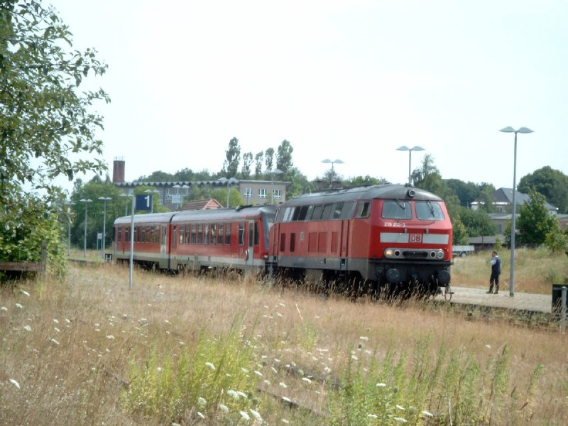 Bahnhof Grevesmhlen; BR 218 210-3 mit liegengebliebenen RE 21614 (20.07.2006)