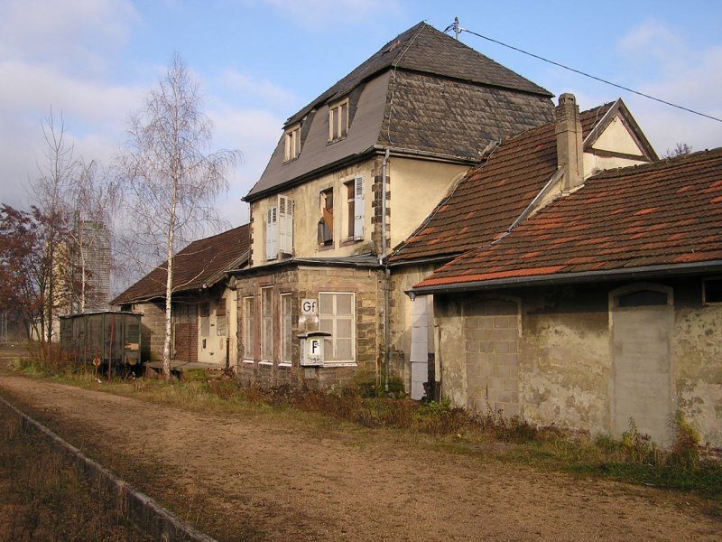 Bahnhof Grorosseln (Saar) am 08.12.2004. Der Bahnhof liegt nur einen Steinwurf von der Deutsch-Franzsischen Grenze entfernt. Das Stellwerk (GF) wurde 2006 abgeschaltet.
