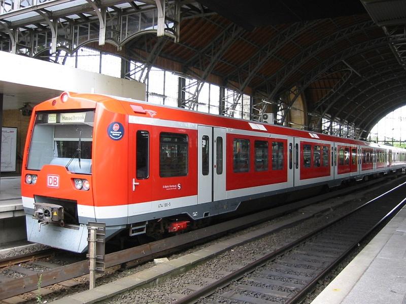 Bahnhof Hamburg-Dammtor am 17.07.2005. Im Bild ein S-Bahn-Zug der BR 474.