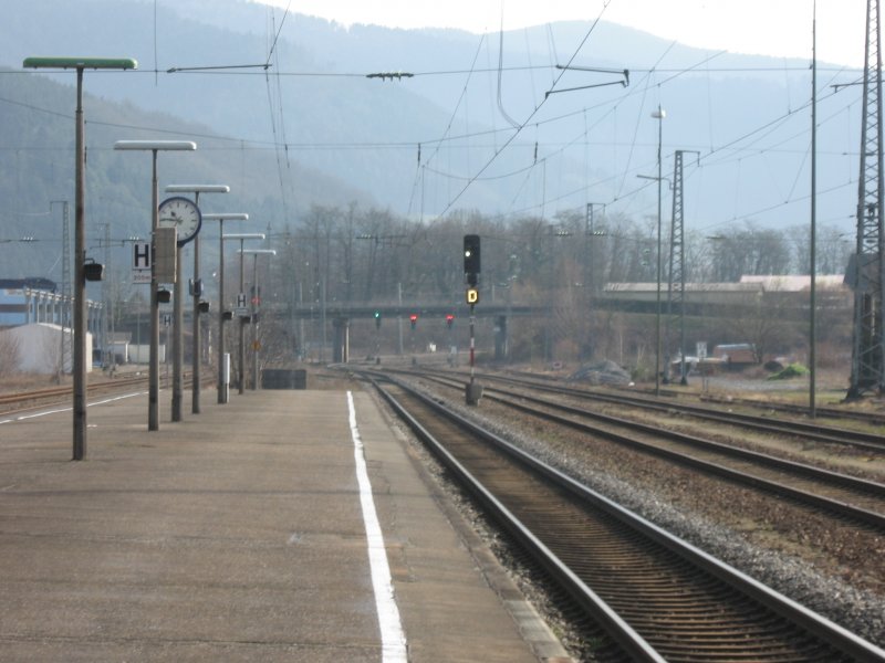 Bahnhof Hausach 23.2.07: Blick gen Donaueschingen (Singen). Mit dem auf Fahrt frei stehenden Signal f�r den CS 55915 (Gipszug)um 10.46Uhr