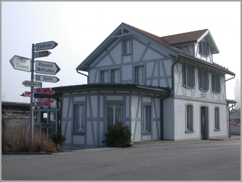 Bahnhof Heiden von der Strassenseite her. Um sich im Appenzeller Vorderland zurechtzufinden, wurde eine umfangreiche Wegweisersammlung aufgestellt. (15.01.2007)