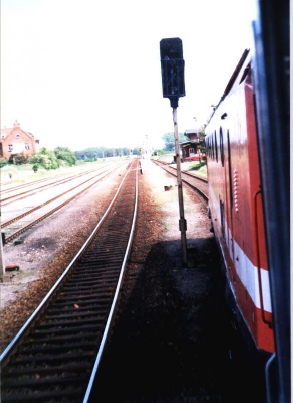 Bahnhof Hornsdorf aus Richtung Wismar kommend. Dieser Personenzug (gezogen von 219 034-6) fuhr im Mai 1998 von Wismar nach Sternberg. Die gesammte Gleisanlage in Hornsdorf wurde demontiert und ein Gleis neu verlegt. Das alte Bahnhofsgebäude hat keine Bahnsteige mehr, es wurde ein  Haltepunkt  eingerichtet. Hinter dem Bahnhof in Richtung Rostock zweigte eine Strecke ab nach Sternberg, auch diese Weiche wurde demontiert. Die Strecke Wismar-Sternberg-Karow wurde eingestellt.

<a href= http://www.bahnbilder.de/kauf  target= _blank ><img src= http://www.bahnbilder.de/counter/counter_new.php?key=208379662  alt= Bahnbilder.de  title= bahnbilder.de  border= 0 ></a>
