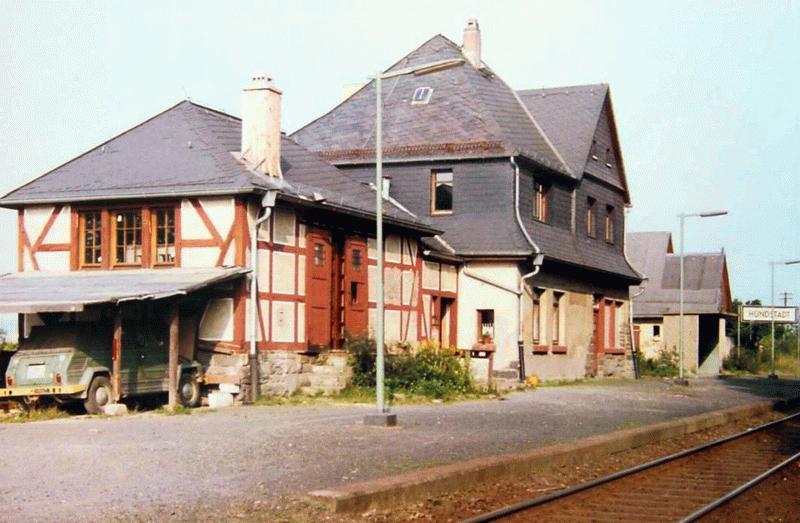 Bahnhof Hundtstadt, dessen hnlichkeit mit dem Hasselborner Bahnhof und dem ehemaligen Heinzenberger Bahnhof nicht zu bersehen ist, 1. Hlfte der 1980iger Jahre.