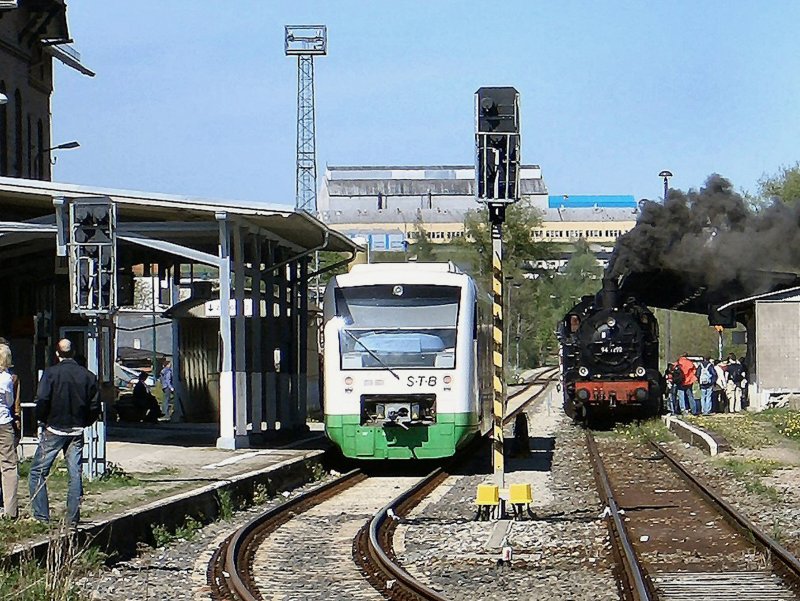 Bahnhof ILMENAU Thringen - alt und neu / STB-Triebwagen und 94 1292 mit Zug der Rennsteigbahn 2005