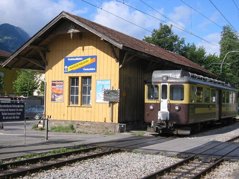 Bahnhof Interlaken Ost im Juli 2003. Neben dem kleinen Schuppen ist ein alter Triebwagen der Berner Oberland Bahn (BOB) abgestellt.