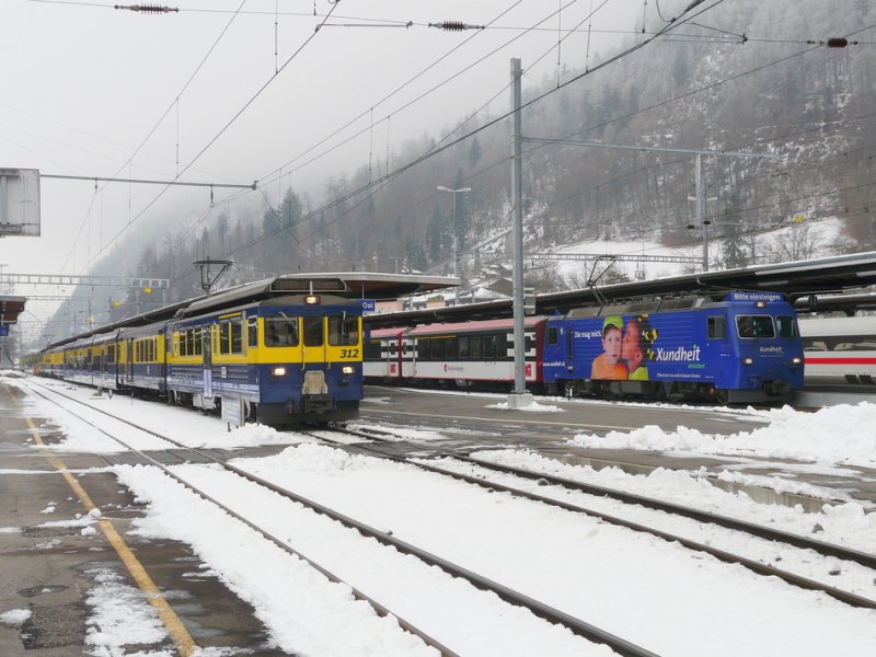 Bahnhof Interlaken Ost mit den Zgen der BOB nach Lauterbrunnen + Grindelwald und der zb mit einem Schnellzug nach Meiringen - Luzern .. Foto vom  10.01.2009