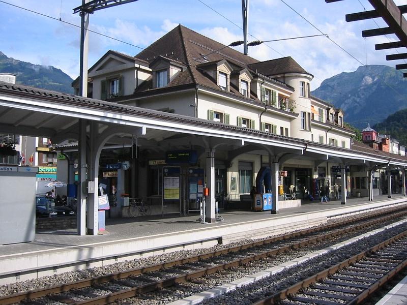 Bahnhof Interlaken West im Juli 2003. Hier finden sich lediglich zwei Gleise mit zwei Bahnsteigen. 