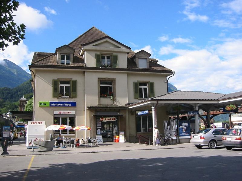 Bahnhof Interlaken West im Juli 2003. In dem Gebude befindet sich ein Reisezentrum der BLS, wie man sehen kann.