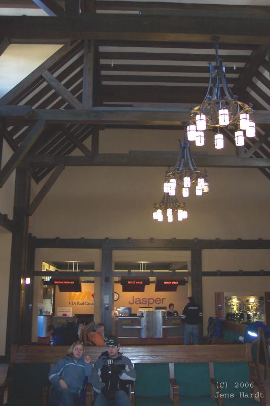 Bahnhof Jasper (Canada) - im Hintergrund die Check-In Schalter fr die Zge.
Bahnfahren in Kanada hat was vom Fliegen, denn auch hier gibt es einen Check-In, Koffer werden aufgegeben (zumindest fr die 1.Klasse) und es gibt eine Check-In-Zeit (die allerdings mit der kanadischen Lssigkeit grozgig ausgelegt wird)