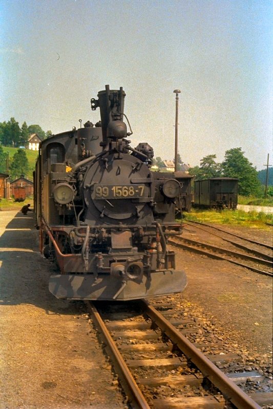 Bahnhof Jhstadt mit einer IVK - noch fahren die Personenzge nach Fahrplan, um 1986