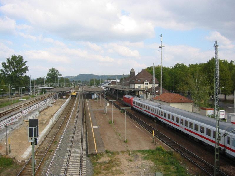 Bahnhof Karlsruhe-Durlach, gesehen am 14.09.2003. Die Bahnsteige werden einer lngst flligen Modernisierung unterzogen. Der IC im Bild fhrt nur durch; der Bahnhof hat nur fr den Regionalverkehr Bedeutung.