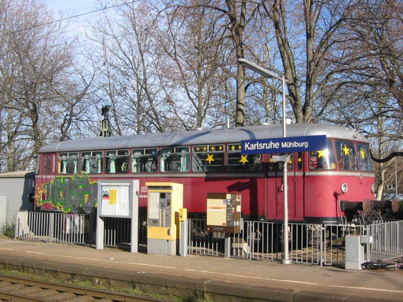Bahnhof Karlsruhe-Mhlburg am 08.01.2005. Der alte Schienenbus-Beiwagen BR 998 895 wird von dem im Bahnhofsgebude angesiedelten Fast-Food-Laden fr Kinderfeiern genutzt.