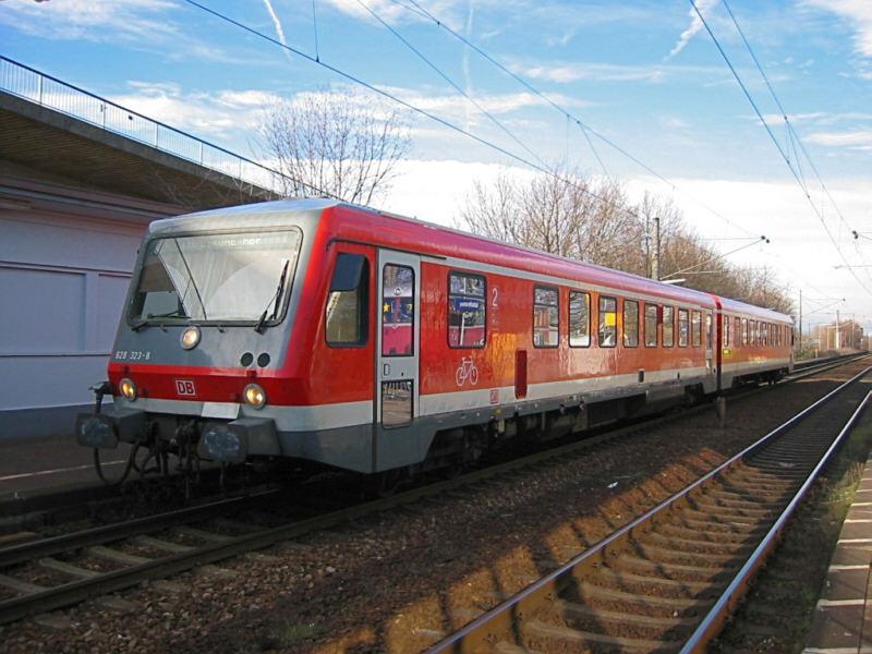 Bahnhof Karlsruhe-Mhlburg am 08.01.2005. Dieser Bahnhof oder besser gesagt Haltepunkt hat nur Bedeutung fr den regionalen Bahnverkehr der DB, der eingebunden ist in den Gesamtverkehr des Karlsruher Verkehrsverbundes (KVV). Hier halten nur Regionalbahnen, die zwischen Karlsruhe und der Pfalz verkehren. Der fotografierte Triebzug mit BR 628 323 kommt aus Richtung Neustadt ber Wrth und fhrt weiter nach Karlsruhe Hbf. Diese Linie ist als R8 im Gesamtnetz-Kursbuch des KVV aufgefhrt. 