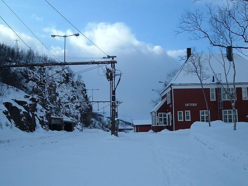 Bahnhof Katterat, frher Hundsdalen, am 39 km langen norwegischen Teil der Erzbahn, der Ofotbanen, 26 km von Narvik entfernt in 374 m Hhe, aufgenommen am 19.03.2006. Der Bahnhof ist im Winter nur mit der Bahn oder Skiern zu erreichen, das Strchen hierher wird nicht gerumt, der kleine Ort ist im Winter nicht bewohnt, ein geheizter Warteraum ist vorhanden.