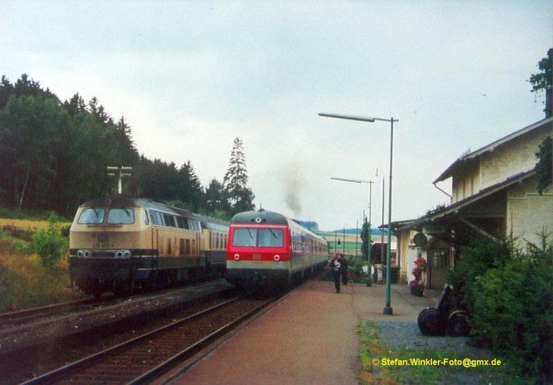 Bahnhof Köditz anno 22.08.1981. Köditz feiert 2009 650jähriges Bestehen. Deshalb hier das besondere Bild:

In Hof-Vogelherd war eine kleine Brücke der Bahn von einem Laster, der nicht durch passte, verschoben und beschädigt wurde. Die Strecke nach Bad Steben wurde an diesem Sonntag gesperrt und die zu Glück dort befindlichen Züge pendelten zwischen Köditz und Bad Steben. Aus diesem Anlass kam es in Köditz zu einer Begegnung zwischen 218 479 und 614044. Rechts noch ein Güterwagen am Ladegleis erkennbar. Der Bahnhof verlor erst sein Personal, dann die Mieter der Wohnung. Danach verschwand das Dreiecksförmige Ortsschild unter dem Vordach (hat das jemand gerettet ? Ich kaufe es!) und dann im Herbst 2007 das komplette Vordach. Mit der Motorsäge wurde es abgetrennt. Wie lange wird das Gebäude noch stehen...?  Aus meinem Dia-Archiv.
