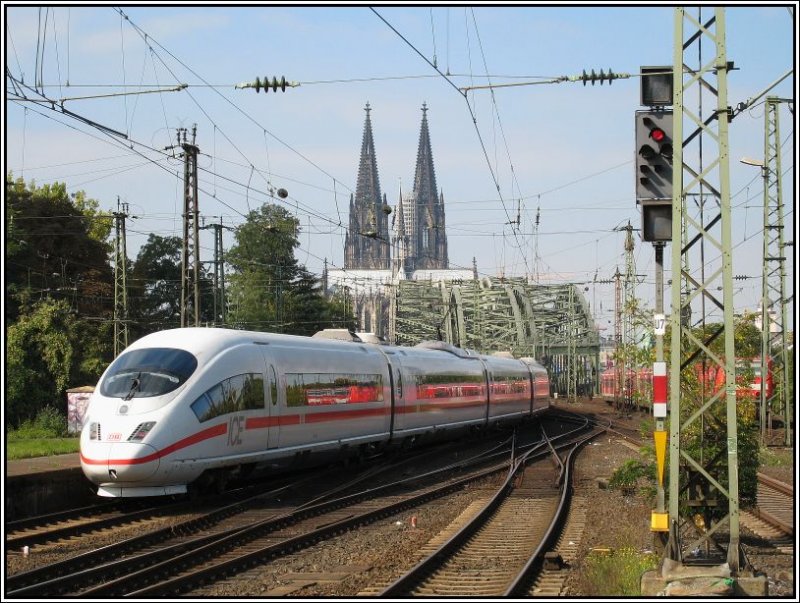 Bahnhof Kln Messe/Deutz: In einem durchfahrenden ICE 3 spiegelt sich ein Regionalzug. Im Hintergrund ist die Hohenzollernbrcke zu sehen. (16.09.2007)