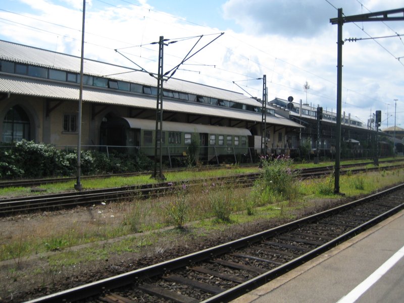Bahnhof Konstanz, Blick in Richtung Kreuzlingen (CH). Der alte Waggon dient jetzt als Lagerplatz der Hafenhallen (biergarten).
