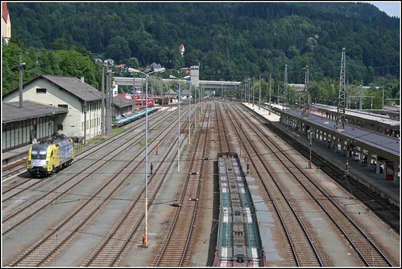 Bahnhof Kufstein am 30.06.2007. Blick Richtung Ausfahrt Kiefersfelden. Rola wagen der KOMBI und der CEMAT stehen auf dem Seitengleis abgestellt.  KNORR-EXPRESS  ES64U2-041 wartet auf neue Arbeit.