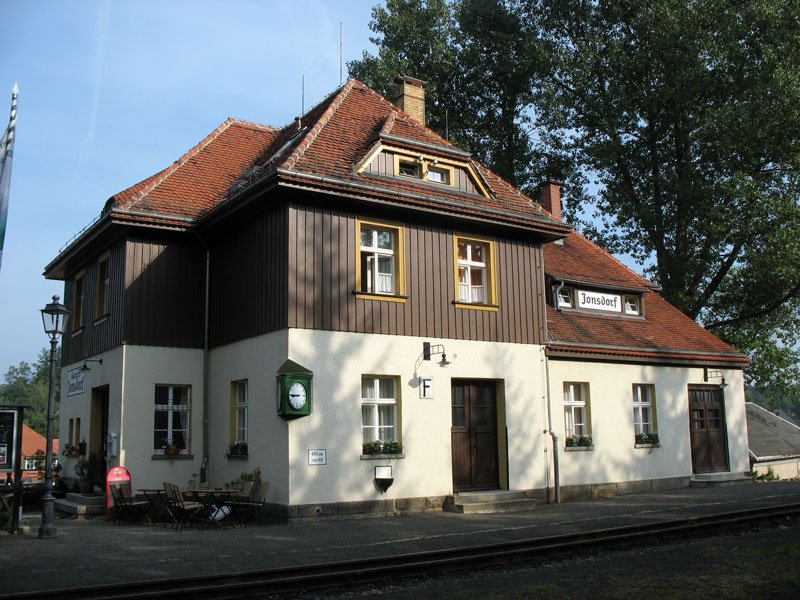 Bahnhof Kurort Jonsdorf (Zittauer Gebirge) Empfangsgebude, Gleisseite - 14.08.2007
