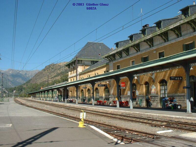Bahnhof La-Tour-de-Carol in 1250 m Hhe in den Pyrenen an der spanischen Grenze am 25.09.2003. Hier enden 3 Bahnstrecken mit 3 Spurweiten, Normalspur aus Toulouse (Bild), Schmalspur mit Stromschiene aus Villefranche (Pyrenen-Metro) und spanische Breitspur aus Barcelona. In der Nhe liegt der Zwergstaat Andora.