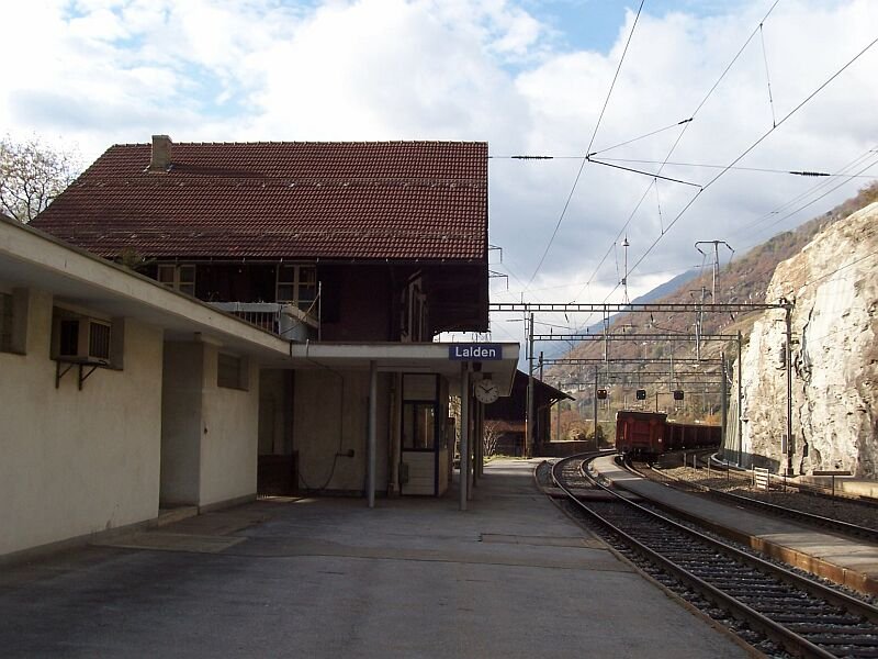 Bahnhof Lalden am 09.11.2006, die letzten Wagen eines Eaos-Ganzzugs verlaen gerade den Bahnhof in Richtung Ltschberg-Tunnel.