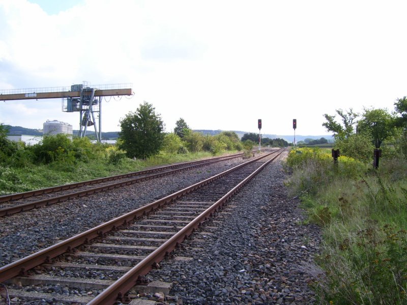 Bahnhof Laucha (Unstrut) mit Ausfahrtsgleisen Richtung Naumburg (Saale) Hbf und statt mit Formsignalen wie in Richtung Nebra, mit Lichtsignalen. Links die zugewachsenen Reste der ehemaligen Rangiergleise; 18.08.2007
