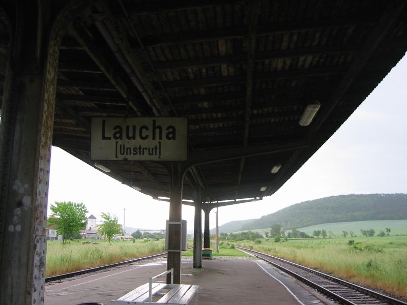 Bahnhof Laucha/Unstrut mit Blick Richtung Naumburg. Das Schild ist auch schon ein paar Jhrchen alt (:-)).