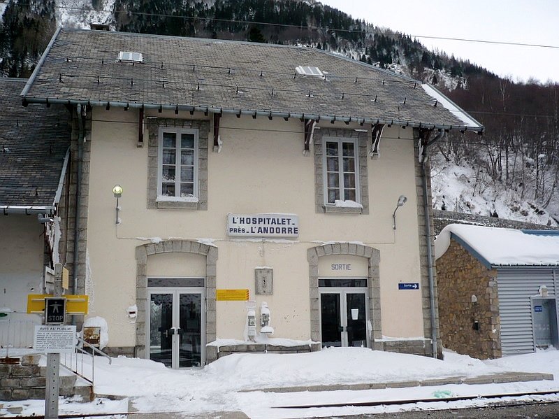 Bahnhof L'Hospitalet pres L'Andorre an der Bahnstrecke Toulouse - Latour de Carol am 06.03.2008, die Grenze des Kleinstaates Andorra ist ca. 2 km entfernt, der nchste Ort Pas de la Casa in Andorra 10 km, die  Hauptstadt  Andorra la Vella 37 km. Der Busverkehr von hier nach Andorra wurde vor 2 Jahren eingestellt, der Bahnhof ist nicht besetzt, der Warteraum geschlossen, der Zugang total vereist, die beiden Gastwirtschaften im Ort auch geschlossen, kein angenehmer Aufenthaltsort im Mrz in 1500 Meter Hhe bei strmischen Wetter wenn man ein paar Stunden auf den nchsten Zug warten mu. Taxi nach Pas de la Casa war nicht zu bekommen, die wollten einfach nicht, na ja, Catalanen. 